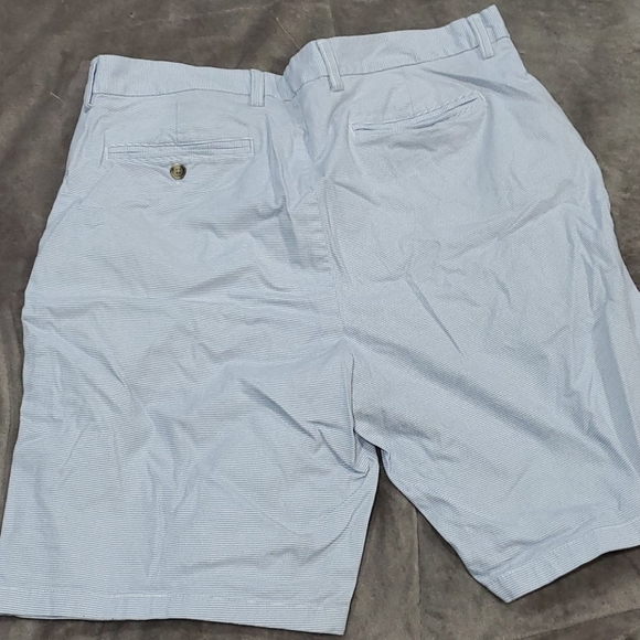 Old navy shorts - Picture 2 of 3